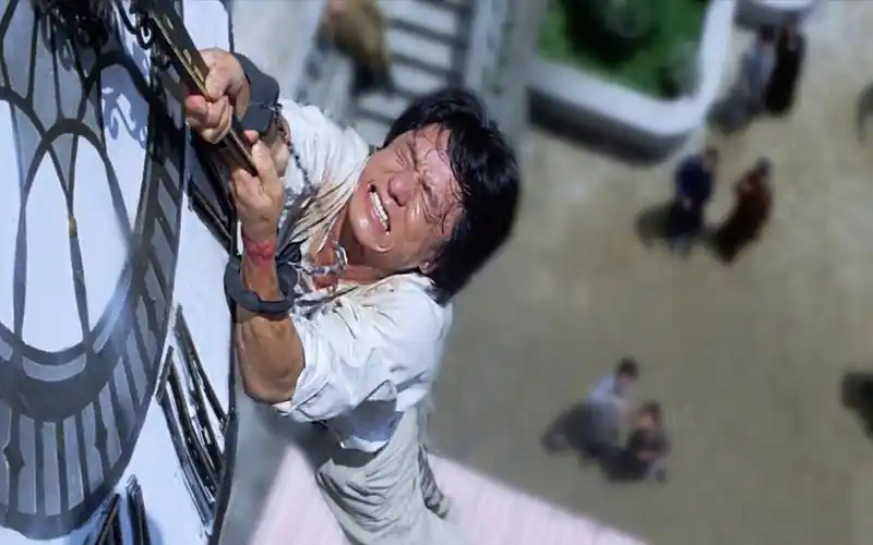 《a计划》:好莱坞碰壁失利后,成龙用钟楼一跳开启他的搏命电影!