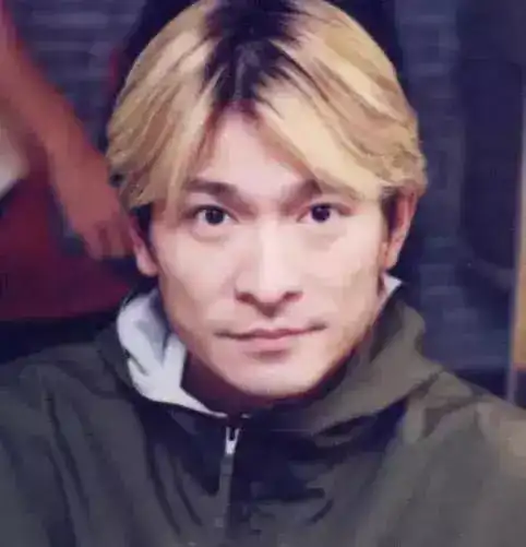 刘德华的5种发型多年前就弄起了中分发型最后一个太经典