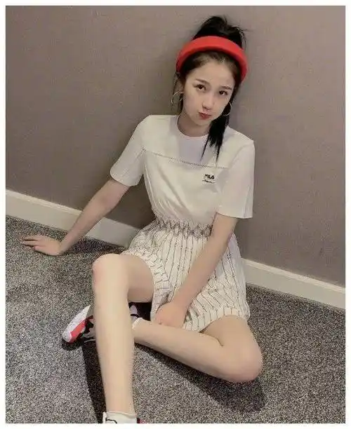 虞书欣为证明自己腿细,就挑战最挑人的四分热裤,但真的显腿短!