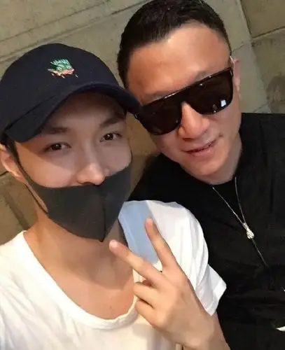 孙红雷张艺兴合影