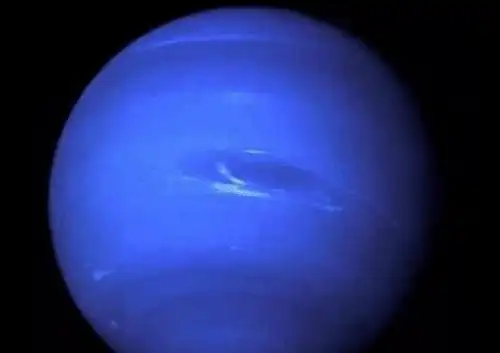 看似晶蓝的海王星竟如此危险,表面的黑斑堪比地球,全是风暴区