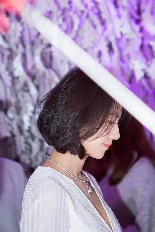 高圆圆短发亮相花园派对 掀优雅感性风