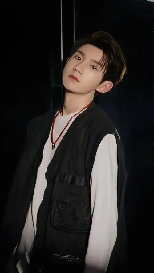 王源近期造型图pick,款款养眼,总有一款让你心动