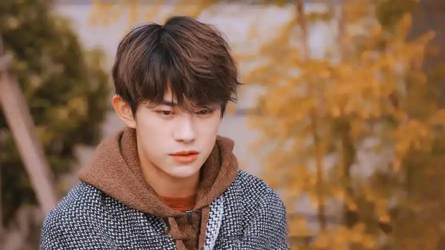 阳光小鲜肉易烊千玺青春干净写真