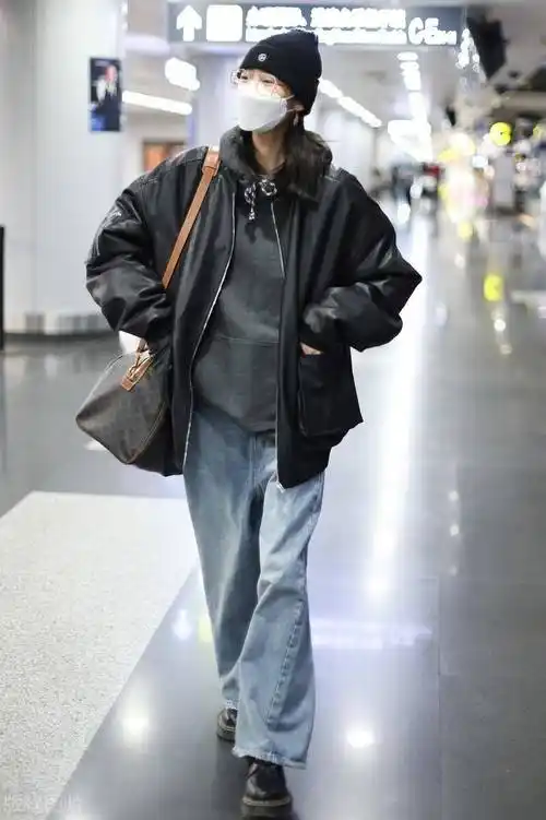 刘雯北京首都机场出发前往参加米兰时装周