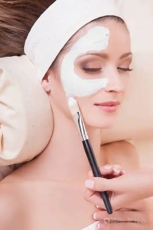 在水疗中心拍摄美女面部特写,面部擦洗.抗衰老面部.