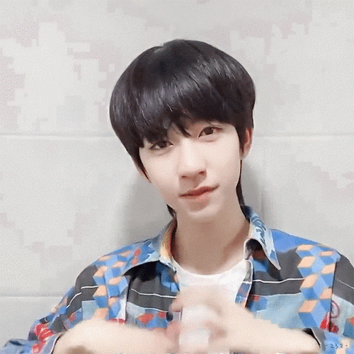 贺峻霖用头发比心#贺峻霖的头上长出了爱心,连头发丝都是爱你的凶状