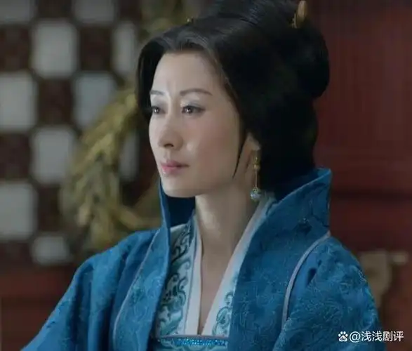 静妃与未来儿媳坐在桌前,让儿媳品尝自己亲手做的百合莲子汤,又让婢女