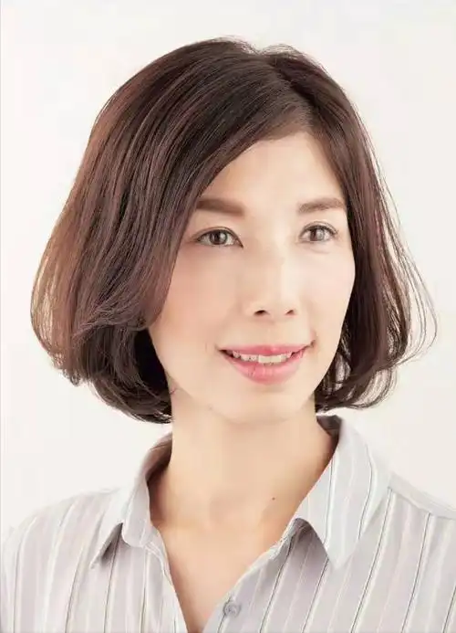 波波头又称内扣,属于短发中偏长的发型类型,结构简单又不挑年龄,而且