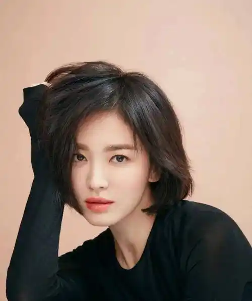 中年女性推荐这5款发型,减龄有洋气,气质柔和,最重要的是脸小_短发