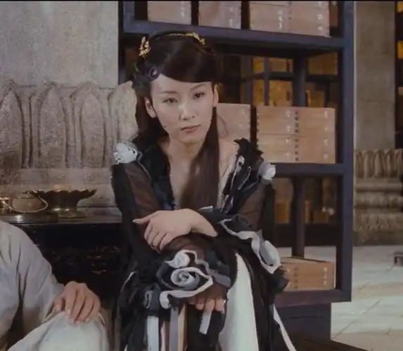 其实谢楠也有很多自己的角色比如说这个在画壁中的她,饰演的这个角色