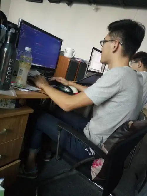 公司的每一个员工都很热爱工作,以下是他们的日常工作照片