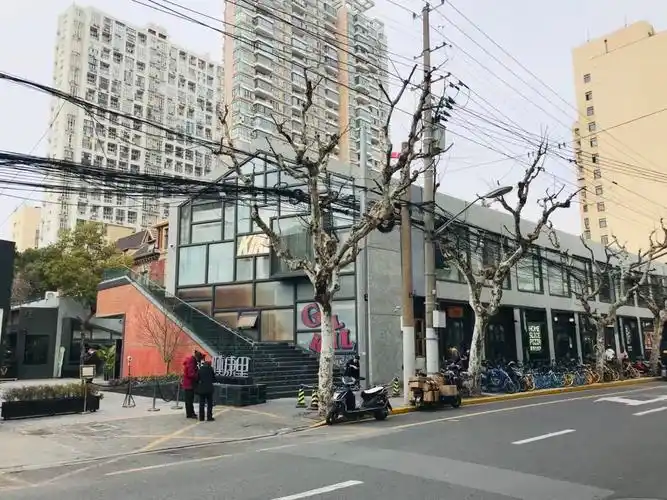 位于陕西北路/康定路交叉口的越界·陕康里,将原有老厂房的一层建筑和