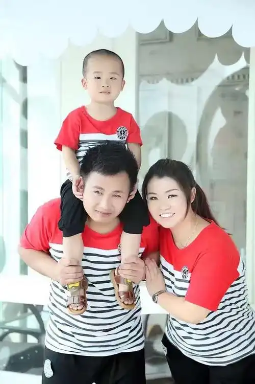 你的自拍里,还欠一张全家福