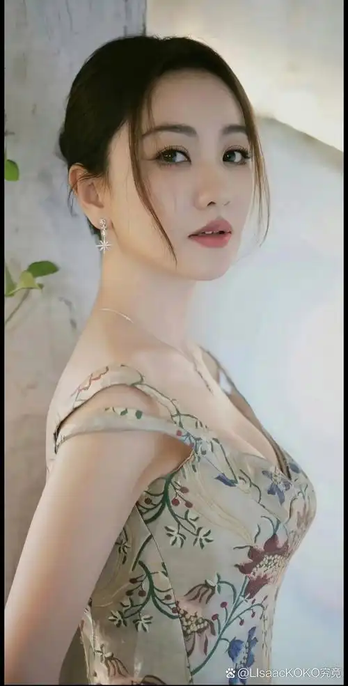 杨蓉的长相太惊艳了,五官精致得很,尤其是那双眼睛,特别灵动,就好像