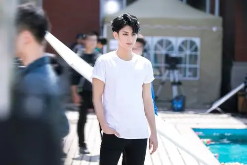 那些男明星穿过的黑色修身牛仔裤