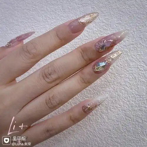 裸色尖形夏天美甲图片