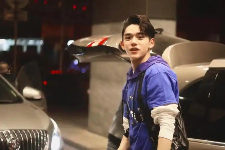 黄旭熙个人资料简介 黄旭熙街拍照