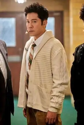 " 年过半百眼神依然清澈 ",保养得宜,但对比胡兵的肌肉和陆毅的下颌线