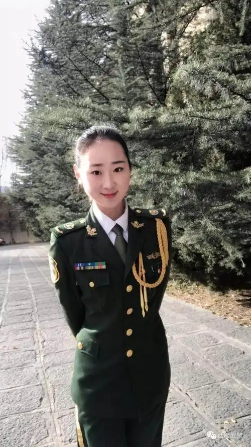 《哨位上的青春》军营里的绿花!女兵漂亮,男兵帅气!