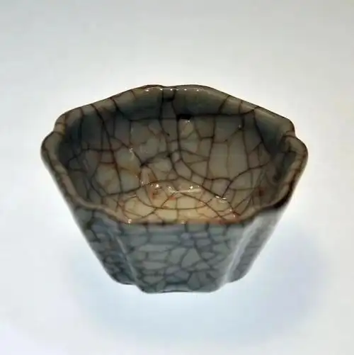 都来自于文献研究,因此鉴定哥窑也多根据文献上记录的特征按图索骥