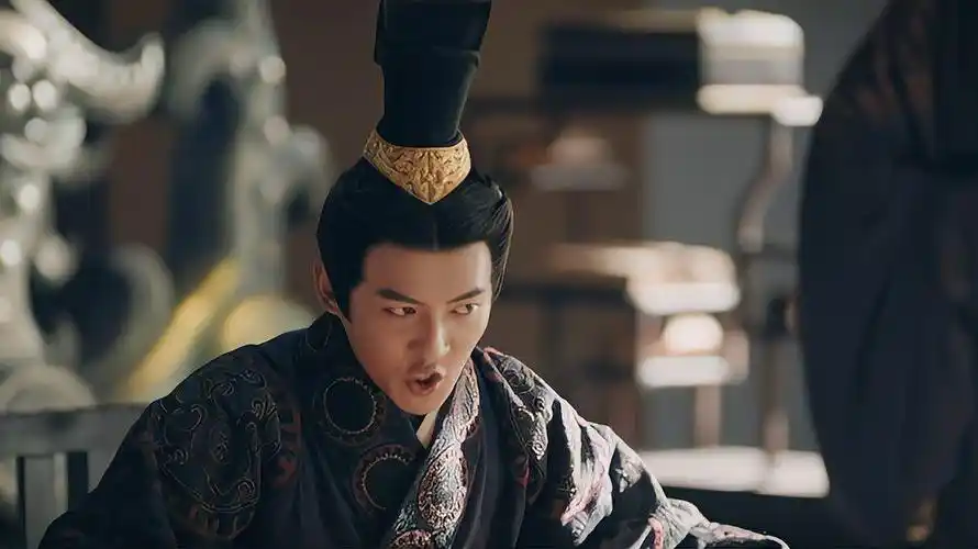 皓镧传:太后不断提拔嫪毐,下秒嬴政一听两人的关系,当场发飙了