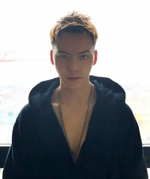 在时尚短发中,飞机头这种两边短中间长的发型很受男生们喜欢,简单不失