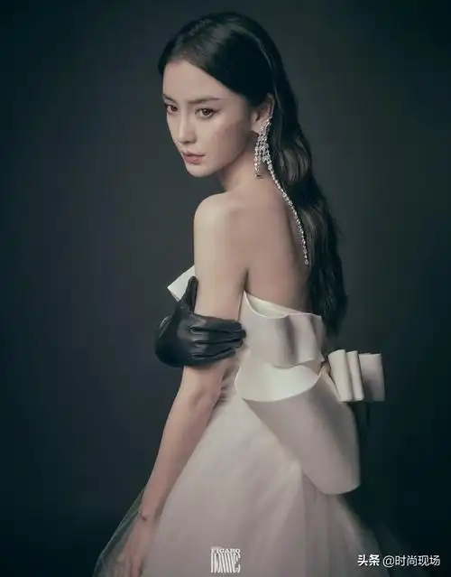 angelababy黑白搭配的优雅礼服举手投足之间尽显优雅浓浓的油画质感