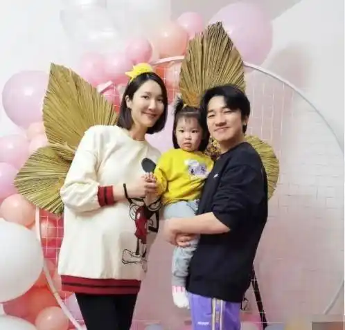 李亚男小区遛娃,二胎产后素颜扛打,2岁gabby越长越像妈妈_王祖蓝_女儿