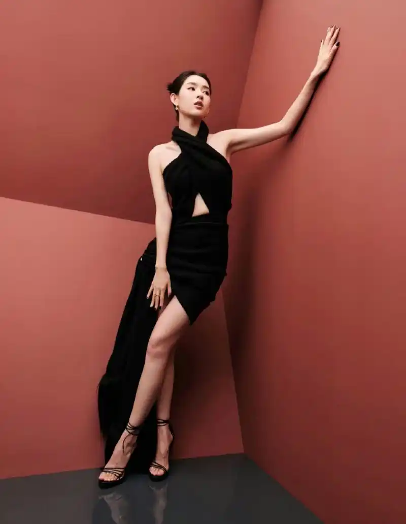 妩媚动人的#王玉雯# 一袭黑色挂脖露背包臀裙,纤瘦高挑的身材,雪肤玉