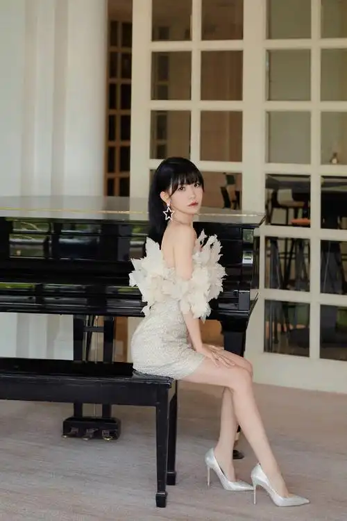 赖美云身材比例出众 细腰长腿抢眼又抢镜