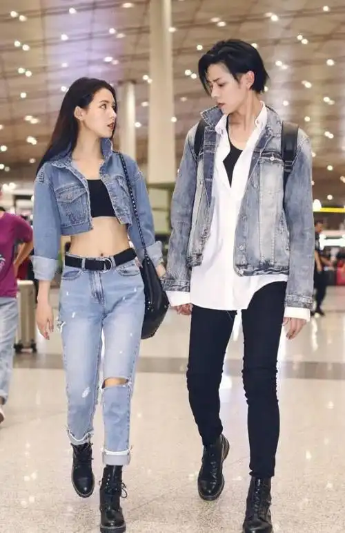 张予曦与陈柏融穿情侣装现身两人都是魔鬼身材互盯停不下来