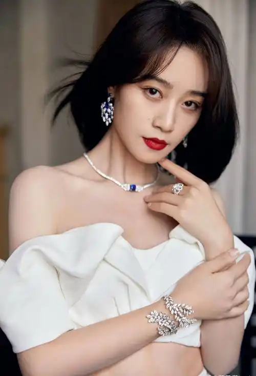 蓝盈莹身穿白色抹胸礼服,露出精致锁骨,优雅迷人 –第 7 页– 爱读书