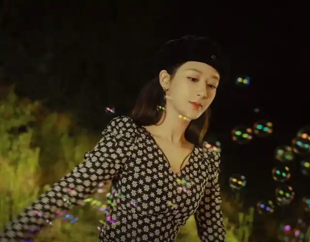 点击上方关注小丸子,获取更多有趣有料的时尚资讯和明星穿搭.