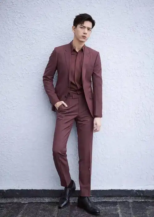 当天录制节目的李现选择了一身枣红色的西服套装,全身上下一个颜色看
