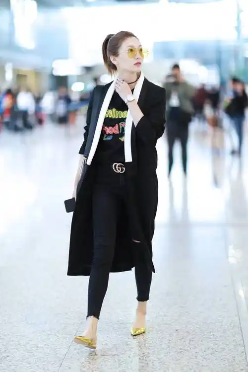 江疏影机场街拍"黑金配色"大胆又chic!