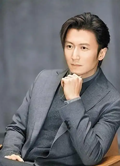 谢霆锋罕见带长子出游lucas多张正面照曝光父子相处细节太暖心