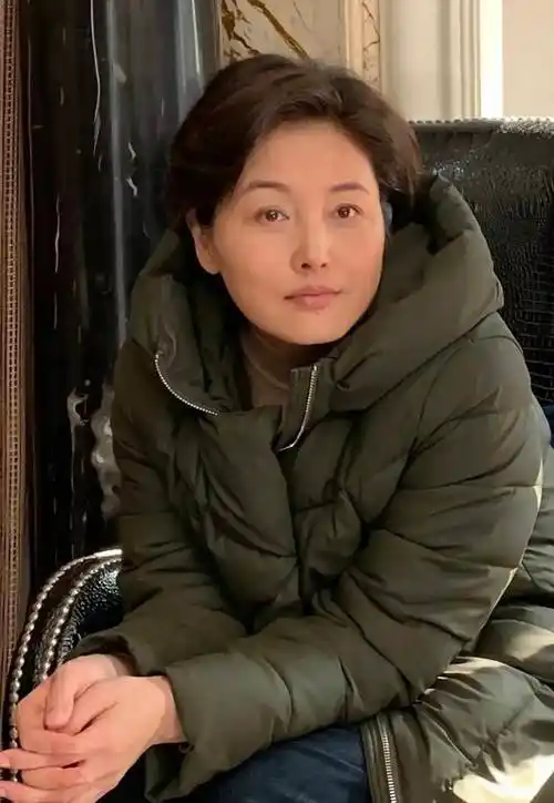 男人婆张延才是万人迷穿羽绒服配牛仔裤也遮不住仪态万千