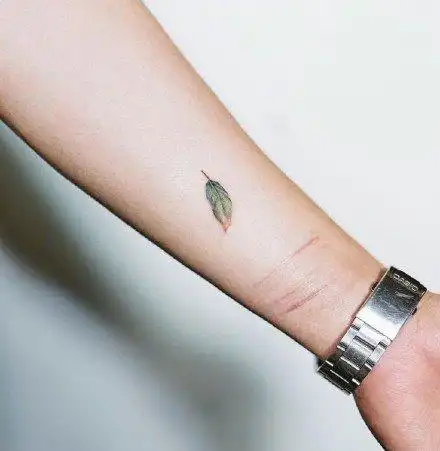 超好看的女生纹身图案精致小型树叶纹身图片4