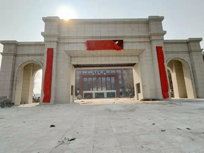 这个学校新修的大门好气派 你知道是哪吗?
