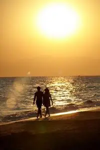 海滩漫步情侣剪影照片