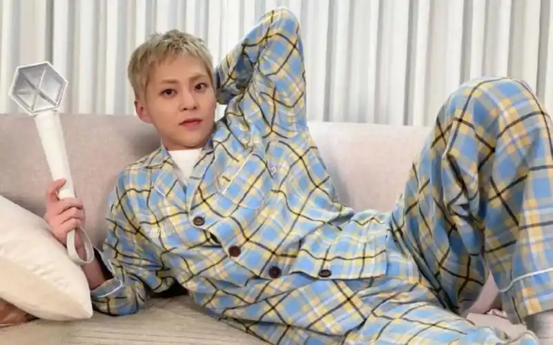 快看金珉锡的腹肌!