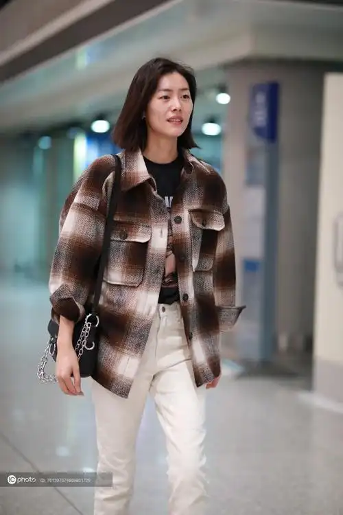 街拍刘雯印花tee格纹衬衫白色牛仔裤马丁靴黑色手袋简约酷帅