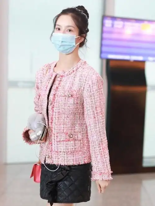 刘些宁粉色小香风外套,黑色短裙,马丁靴温婉恬静