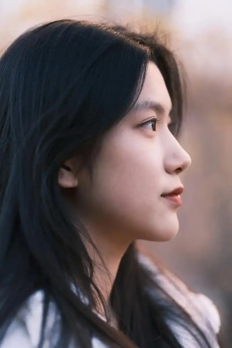 成为白月光的不是她 只是你看向她眼里的光.#侧颜 #人像写真 - 抖音