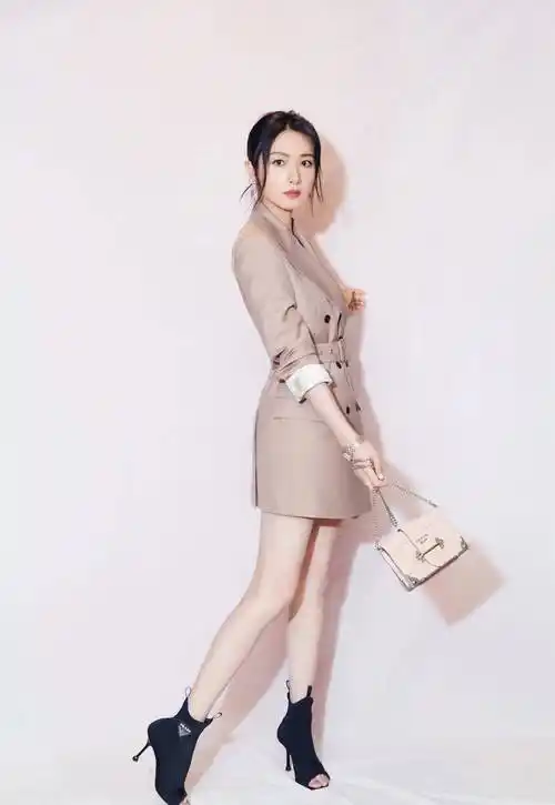 30岁女人的穿搭典范看看万茜如何乘风破浪刷出时尚气质