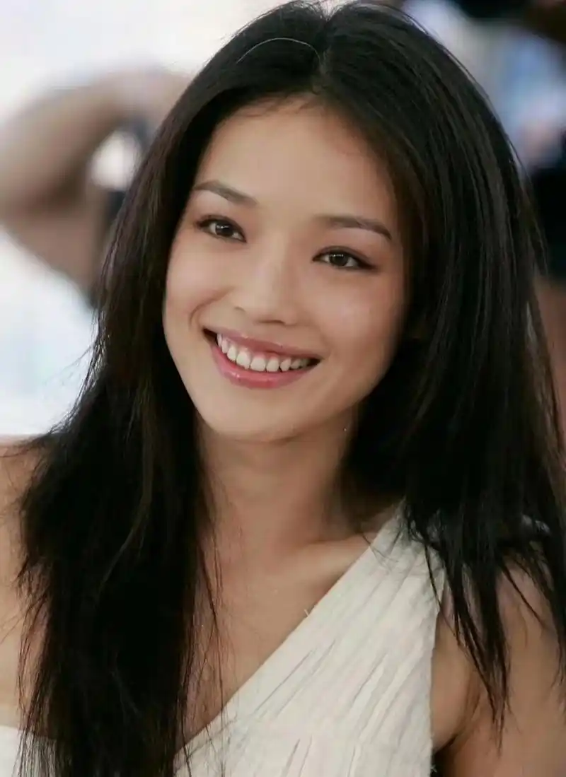 舒淇自信松弛的美丽,真不敢相信50岁的人素颜还能这么好看,满满的少女