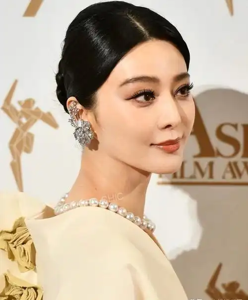 赵丽颖又土又怯算不得大美人看她和范冰冰红毯照你就知道