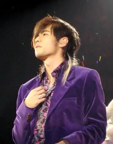 周杰伦2004年无与伦比演唱会的造型绝了,每一套都非常出彩,都非常适合