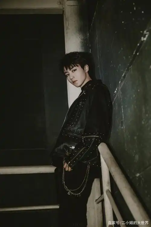 王俊凯自从成年后,风格就变暗黑系,耍酷起来也认真